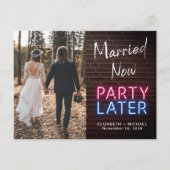 Getrouwd Nu Feest Later Neon Verlichting Foto Brui Aankondigingskaart (Voorkant)