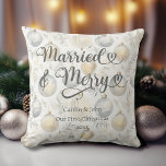 Getrouwd Vrolijk 1e Kerstmis Pas getrouwd Goud Orn Kussen<br><div class="desc">Op zoek naar een manier om de eerste kerst van je geliefden als getrouwd stel extra speciaal te maken? Dit "Onze Eerste Kerst Getrouwd en Vrolijk" gooi kussen met gouden en platina ornamenten is het perfecte cadeau idee! Met zijn strakke en moderne lettertype en klassieke vakantiekleuren voegt dit kussen een...</div>