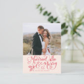 Getrouwd & Vrolijk Kerstfeest Handlettered Foto Briefkaart (Staand voorkant)