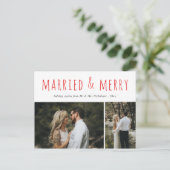 Getrouwd & vrolijk Modern Elegant Red Script Foto Feestdagenkaart (Staand voorkant)