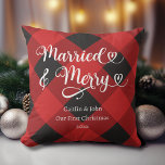 Getrouwd Vrolijk Onze 1e Kerst Pas getrouwd Rood P Kussen<br><div class="desc">Op zoek naar een manier om de eerste kerst van je geliefden als getrouwd stel extra speciaal te maken? Onze "Onze Eerste Kerstmis Getrouwd en Vrolijk" gooi kussen in rode plaid is het perfecte cadeau idee! Met zijn strakke en moderne lettertype en klassieke vakantiekleuren voegt dit kussen een feestelijke touch...</div>