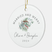 Getrouwd & vrolijk Onze eerste kerstfoto Keramisch Ornament (Links)