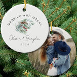 Getrouwd & vrolijk Onze eerste kerstfoto Keramisch Ornament<br><div class="desc">Herdenk uw eerste vakantieseizoen samen met het "Married & Merry Our First Christmas" foto keramisch ornament. Ontworpen voor jonggehuwden, deze gepersonaliseerde souvenir is voorzien van uw gekoesterde foto omlijst door een minimalistisch ontwerp en warme seizoensgebonden accenten. Ideaal voor koppels van alle soorten, het vangt de essentie van uw liefde en...</div>