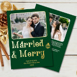 Getrouwd Vrolijk Pas getrouwd 1e Kerstmis Foto Gro Folie Feestdagenkaart<br><div class="desc">Dit Married and Merry Onze eerste kerst 2-foto gouden folie wenskaart in bos groen is de perfecte manier om de eerste kerst van een pasgetrouwd paar te vieren, met zijn feestelijke lettertype en klassieke vakantiekleuren, evenals een gepersonaliseerde boodschap op de achterkant. De speelse boodschap "Married and Merry" is een doordachte...</div>