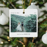 Getrouwd & vrolijk Passen getrouwd Foto Keepsake Keramisch Ornament<br><div class="desc">Een stijlvol kerstboom ornament met klassieke typografie "Married and Merry" in het zwart op een eenvoudige witte achtergrond. De foto,  tekst,  naam/jaren en het jaar kunnen eenvoudig worden aangepast om dit ornament uniek en persoonlijk voor u te maken. Een eenvoudig,  minimalistisch en eigentijds kerstontwerp voor jonggehuwden!</div>