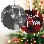 Getrouwd & Vrolijk Script Red Plaid Foto Kerstmis Ornament Kaart<br><div class="desc">Deze feestelijke papieren ornamenten kaarten zijn voorzien van een grote enkele foto op de voorkant van de kaart. Op de achterkant is een gezellige rode en zwarte geruite achtergrond, een grote bewerkbare scriptbegroeting in het wit en jouw tekst in een klassiek serif lettertype. Deze ornamenten maken een fantastische vakantiekaart die...</div>