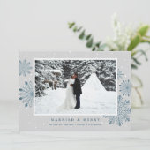 Getrouwd & Vrolijk Sneeuw Kerstvakantie Foto Feestdagenkaart (Staand voorkant)