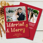 Getrouwd Vrolijke Pas getrouwd 1e Kerstmis Rode Fo Folie Feestdagenkaart<br><div class="desc">Dit Married and Merry Our First Christmas 2-foto gouden folie wenskaart in Christmas Red is de perfecte manier om de eerste kerst van een pasgetrouwd stel te vieren, met zijn feestelijke lettertype en klassieke vakantiekleuren, evenals een gepersonaliseerde boodschap op de achterkant. De speelse boodschap "Married and Merry" is een doordachte...</div>
