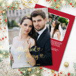 Getrouwd Vrolijke Passen getrouwd 1e Kerstmis Foto Folie Feestdagenkaart<br><div class="desc">Dit Married and Merry Our First Christmas custom 2-foto gouden folie wenskaart met harten is de perfecte manier om de eerste kerst van een pasgetrouwd stel te vieren, met zijn strakke en moderne lettertype en klassieke vakantiekleuren, ruimte voor twee foto's, evenals een gepersonaliseerde boodschap op een rode achtergrond op de...</div>