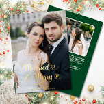 Getrouwd Vrolijke Passen getrouwd 1e Kerstmis Foto Folie Feestdagenkaart<br><div class="desc">Dit Married and Merry Our First Christmas custom 2-foto gouden folie wenskaart met harten is de perfecte manier om de eerste kerst van een pasgetrouwd stel te vieren, met zijn strakke en moderne lettertype en klassieke vakantiekleuren, ruimte voor twee foto's, evenals een gepersonaliseerde boodschap op een bosgroene achtergrond op de...</div>