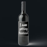Getrouwd worden Grappig Wijn Label Wijn Etiket<br><div class="desc">Getting Divorced Funny Wine Label is een geweldige manier om aan uw familie en vrienden aan te kondigen dat u gaat scheiden! Als je boos of nerveus bent over wat ieders reactie zal zijn, zet dan dit label gewoon op je favoriete fles wijn en laat het op tafel bij de...</div>