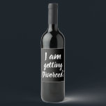 Getrouwd worden Grappig Wijn Label Wijn Etiket<br><div class="desc">Getting Divorced Funny Wine Label is een geweldige manier om aan uw familie en vrienden aan te kondigen dat u gaat scheiden! Als je boos of nerveus bent over wat ieders reactie zal zijn, zet dan dit label gewoon op je favoriete fles wijn en laat het op tafel bij de...</div>