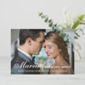 Getrouwd & zo Vrolijk Pas getrouwd 2 Foto Kerstmis Feestdagenkaart (Staand voorkant)