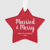 Getrouwde en Merry Holiday Red Star Ornament (achterkant)
