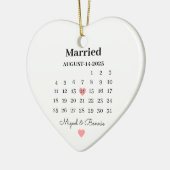 Getrouwde kalender Datum Gepersonaliseerde trouwda Keramisch Ornament (Links)