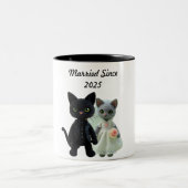 Getrouwde katten 2025 tweekleurige koffiemok (Center)