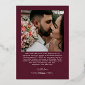 Getrouwde kerstfoto Passen getrouwd Bourgondië Folie Feestdagenkaart (Achterkant)