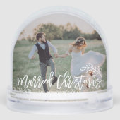 Getrouwde Kerstmis Moderne Kalligrafie Trouwfoto Sneeuwbol (Achterkant)