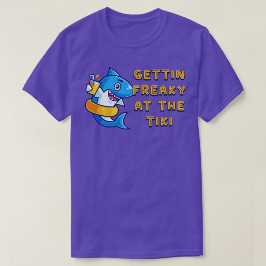 Gettin Freaky bij de Tiki Funny Graphic Novelty 1 T-shirt (Design voorkant)