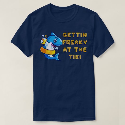 Gettin Freaky bij de Tiki Funny Graphic Novelty 1 T-shirt (Design voorkant)