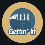 GETTIN LIT MENORAH RONDE STICKER<br><div class="desc">Fijne feestdagen! Shop Holiday Humor, LGBTQ Design en Funny Christmas Gifts van LGBTShirts.com Shop voor iedereen en blader meer dan 10, 000 LGBTQ Gifts, Holiday Humor, Equality, Slang, & Culture Design. De meest unieke Gay, Lesbian Bi, Trans, Queer en Intersexed Kleding op het web. SHOP MEER LGBTQ Design en geschenken...</div>