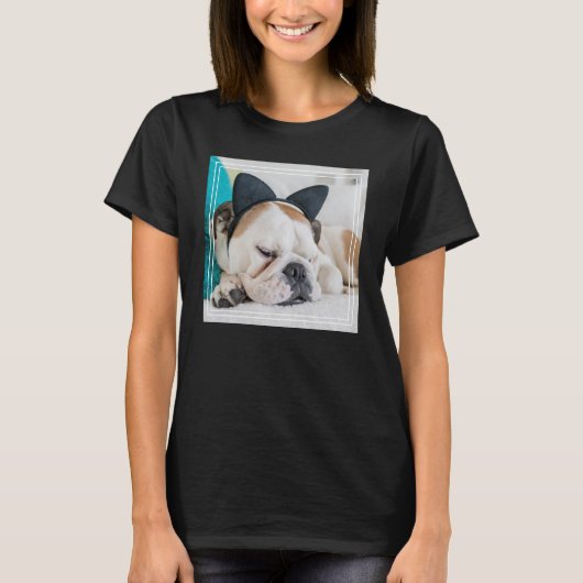 Getty Afbeeldingen | Sleepy Dog met Cat Headband T-shirt (Voorkant)