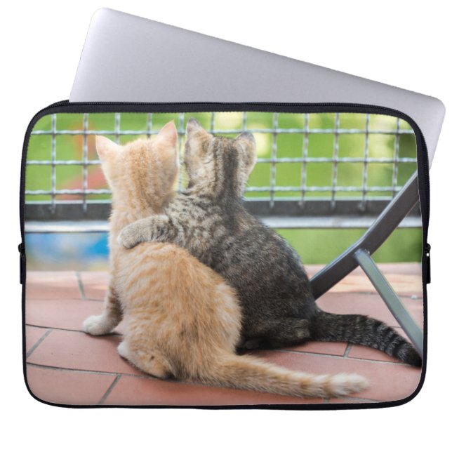 Getty Afbeeldingen | Twee Kittens op een balkon Laptop Sleeve (Voorkant)