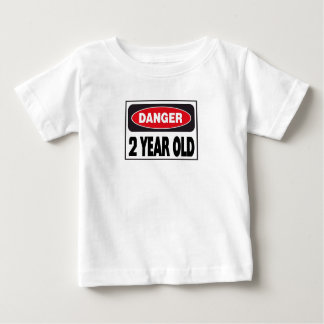 Gevaar 2 jaar oude T-shirts