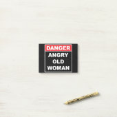 Gevaar: Angry Old Woman - Funny Gag Gift Post-it® Notes (Op bureau)