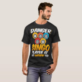 Gevaar Bingo Player op het werk T-shirt (Voorkant volledig)