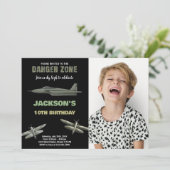 Gevaar Fighter Jet Verjaardag uitnodigingen met fo (Staand voorkant)