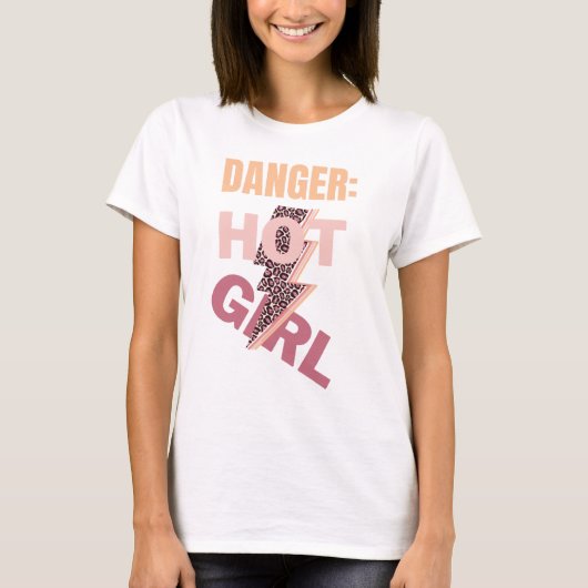Gevaar, hotgirl slogan t-shirt (Voorkant)