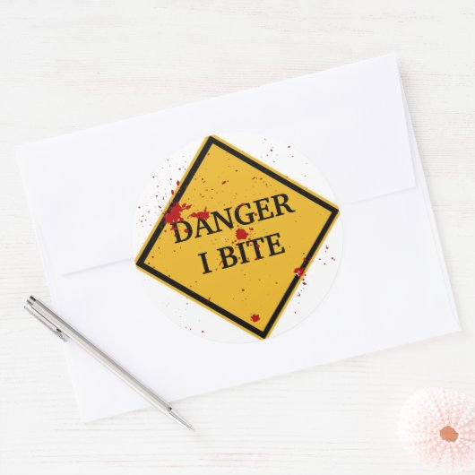 GEVAAR: IK BITE! RONDE STICKER (Envelop)