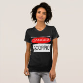 Gevaar - Schorpioen Grappige Astrologie T-Shirt Ho (Voorkant volledig)