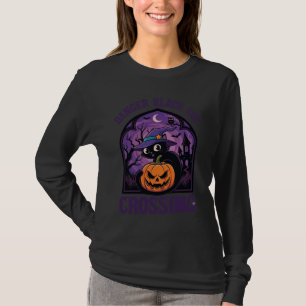 Gevaar Zwarte Kat Oversteekt Halloween Pompoen Hek T-shirt