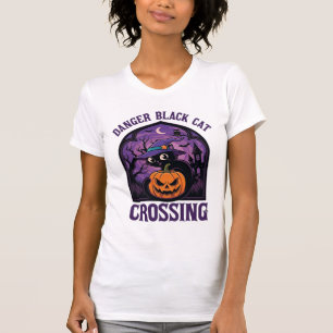 Gevaar Zwarte Kat Oversteekt Halloween Pompoen Hek T-shirt