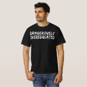 gevaarlijk overgeschoold t-shirt (Voorkant volledig)