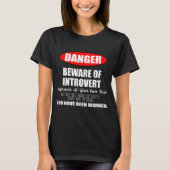 Gevaarlijk voor het Introvert-teken T-shirt (Voorkant)
