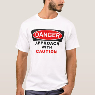 GEVAARLIJKE benadering met voorzichtigheid T-shirt
