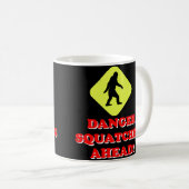 Gevaarlijke conflicten in de toekomst koffiemok (Voorkant rechts)