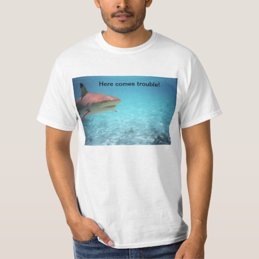 Gevaarlijke haai in het water. t-shirt (Voorkant)