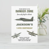 Gevaarzone Fighter Jet Verjaardag Uitnodigingen (Staand voorkant)