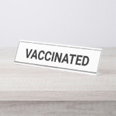 Gevaccineerd, zwart wit aanpasbaar bureau naambordje (Voorkant)
