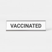 Gevaccineerd, zwart wit aanpasbaar bureau naambordje (Voorkant)