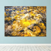 Gevallen bladeren in het water canvas afdruk (Insitu (Houten vloer))