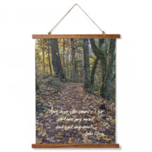 Gevallen bladeren op bosweg John Muir Quote