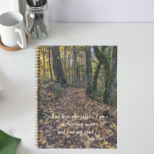 Gevallen bladeren op bosweg John Muir Quote