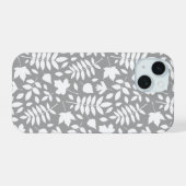 Gevallen Bladeren Patroon Wit op Grijs iPhone 15 Case (Achterkant horizontaal)