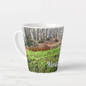 Gevallen boom in Herfstmos - Klein gepersonaliseer Latte Mok (Linkerhoek)