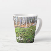 Gevallen boom in Herfstmos - Klein gepersonaliseer Latte Mok (Rechterhoek)